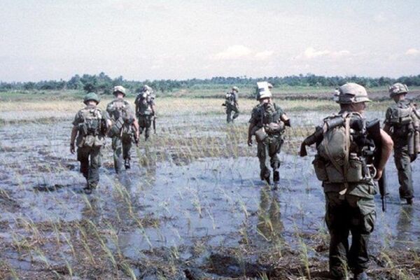Có thể thấy, những thứ rất quen thuộc với người dân Việt Nam như cánh đồng ruộng cũng trở thành rào cản oái oăm cho cuộc viễn chinh của quân đội Mỹ trên đất nước nhỏ bé này. - Sputnik Việt Nam