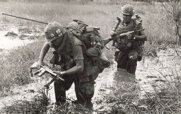Với những binh lính Mỹ nặng hàng trăm kilogram kèm thêm trang thiết bị, quân tư trang vài chục kilogram nữa, mỗi bước đi của họ trên mặt ruộng đầy bùn lầy sẽ không khác nào một cuộc thử thách sức kiên nhẫn và lòng chịu đựng - Sputnik Việt Nam