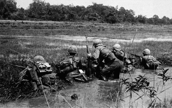 Khi bị tấn công giữa đồng không mông quạnh, lính Mỹ sẽ rất dễ rơi vào tình cảnh hoang mang khi tiến không được, ở lại cũng không xong, thậm chí còn chưa thể phát hiện ra lực lượng du kích của ta bắn ra từ đâu để đáp trả lại. Nói tóm lại, trong cuộc chiến này, lực lượng du kích sẽ nắm toàn quyền chủ động vì họ ở trong tối, quân đội Mỹ sẽ bị động vì họ như cá nằm trên thớt, lực lượng du kích muốn thịt lúc nào cũng được. - Sputnik Việt Nam