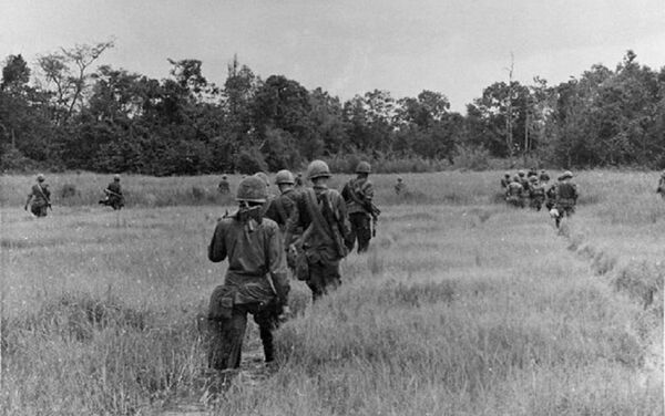 Mặc dù vậy, do có hệ thống đường giao thông không được hoàn thiện, nhất là ở những vùng nông thôn nên binh lính Mỹ cùng với chư hầu vẫn phải lội ruộng đi càn thường xuyên trên chiến trường Việt Nam. - Sputnik Việt Nam