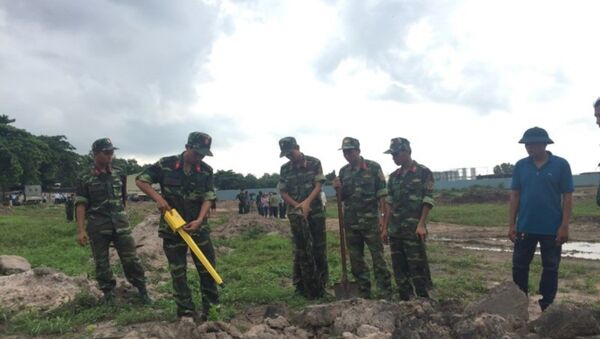 Lực lượng công binh Bộ Tư lệnh tham gia khảo sát khu vực mộ tập thể tại sân bay Tân Sơn Nhất. - Sputnik Việt Nam