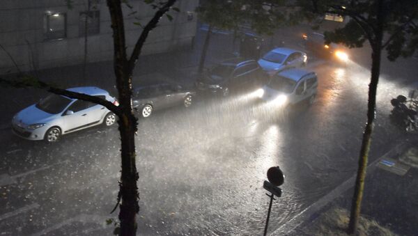 Сильный дождь в Париже - Sputnik Việt Nam