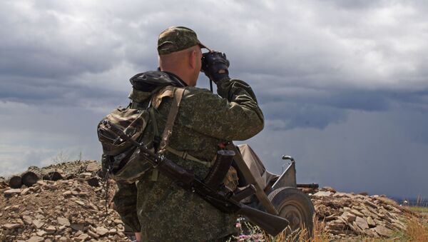 Военнослужащий Народной милиции ЛНР на позициях у линии соприкосновения в Донбассе - Sputnik Việt Nam