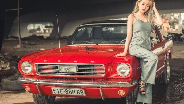 Chân dài Việt thả dáng sexy bên Ford Mustang hàng hiếm - Sputnik Việt Nam