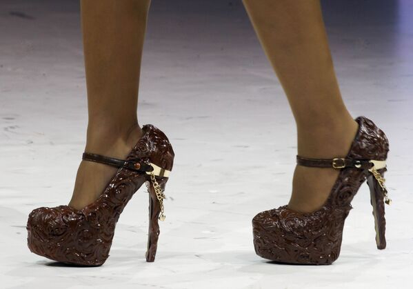 Đôi giày phủ sô cô la tại show diễn thời trang ở Paris - Sputnik Việt Nam