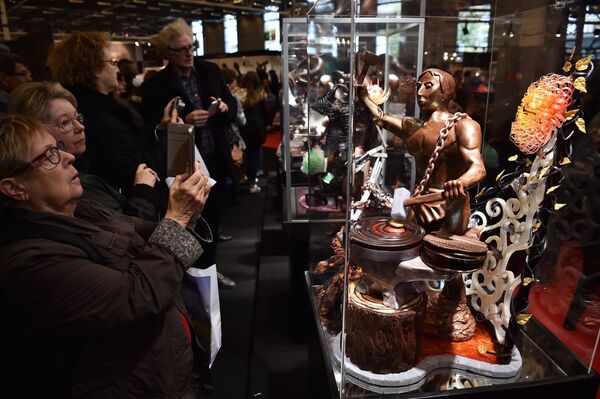 Tác phẩm điêu khắc sô cô la tại Salon du Chocolat ở hội chợ triển lãm Paris - Sputnik Việt Nam