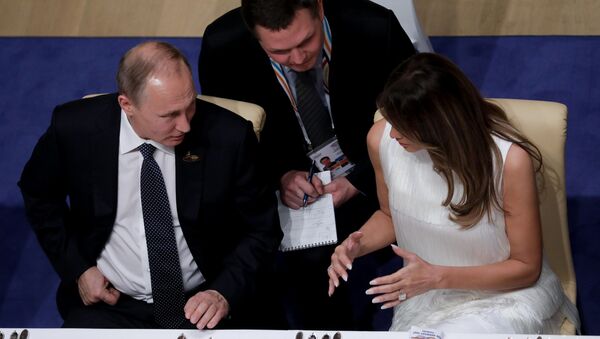 Tổng thống Nga Vladimir Putin và đệ nhất phu nhân Mỹ Melania Trump - Sputnik Việt Nam