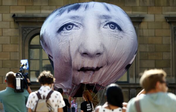 Bóng bay với hình ảnh bà Angela Merkel trong cuộc biểu tình chống hội nghị thượng đỉnh G7 ở Munich - Sputnik Việt Nam