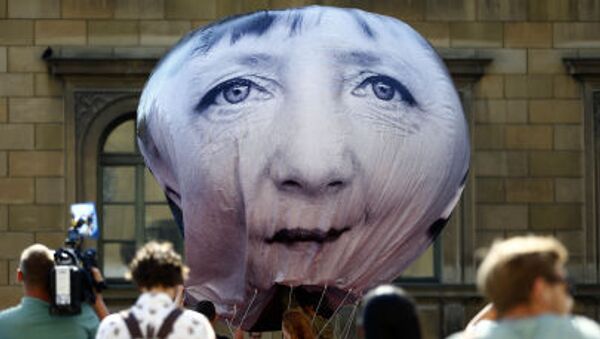 Bóng bay với hình ảnh bà Angela Merkel trong cuộc biểu tình chống hội nghị thượng đỉnh G7 ở Munich - Sputnik Việt Nam