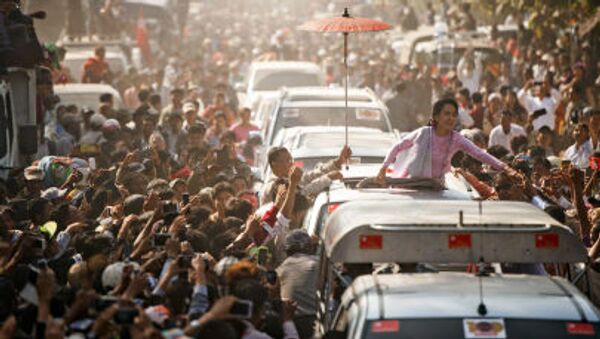 Thủ lĩnh đối lập Myanmar Aung San Suu Kyi chào mừng những người ủng hộ tại buổi lễ kỷ niệm 100 năm ngày sinh thân phụ bà - Sputnik Việt Nam