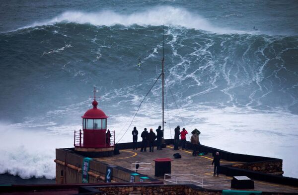 Người dân xem lướt sóng trên những con sóng lớn biển  Atlantic, Thổ Nhĩ Kỳ - Sputnik Việt Nam