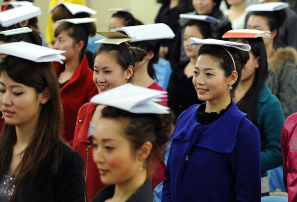 Những phụ nữ trẻ Trung Quốc thi tuyển tiếp viên hàng không. - Sputnik Việt Nam