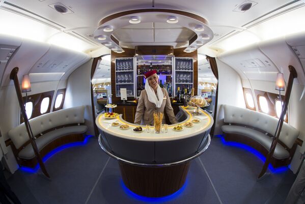 Tiếp viên Emirates Airlines trong khoang hạng nhất máy bay Airbus A380 - Sputnik Việt Nam