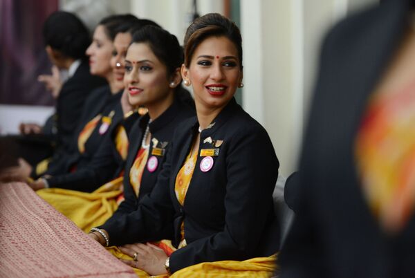 Các thành viên của phi hành đoàn toàn nữ (cả phi công lẫn tiếp viên) của hãng hàng không Air India trước chuyến bay vòng quanh thế giới New Delhi-San Francisco-New Delhi. - Sputnik Việt Nam