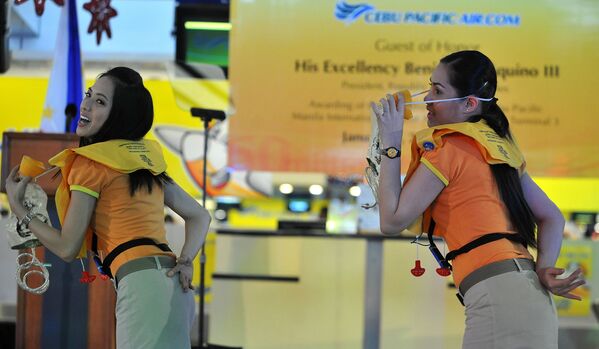 Tiếp viên hãng Philippines Cebu Pacific trong lớp học về an toàn - Sputnik Việt Nam
