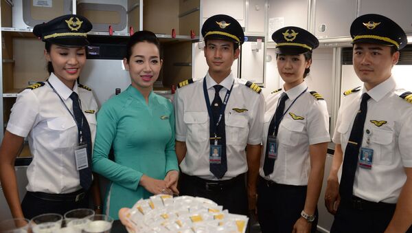 Sân bay quốc tế Nội Bài. Phi hành đoàn hãng hàng không Việt Nam Airlines trên chiếc máy bay Airbus A350-900 XWB - Sputnik Việt Nam