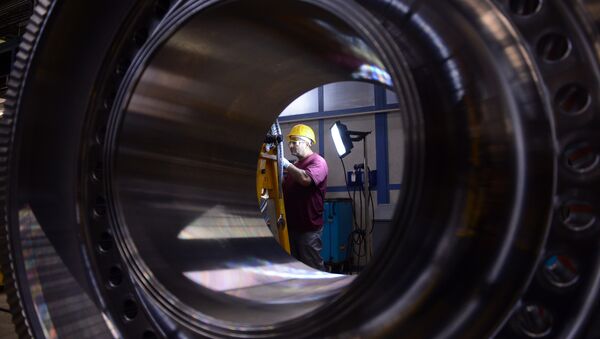 An employee of German industrial giant Siemens works on a rotor at their Gas turbine plant on November 8, 2012 in Berlin - Sputnik Việt Nam