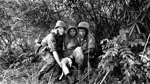 Lính Mỹ cứu giúp nhau khi bị thương - Sputnik Việt Nam