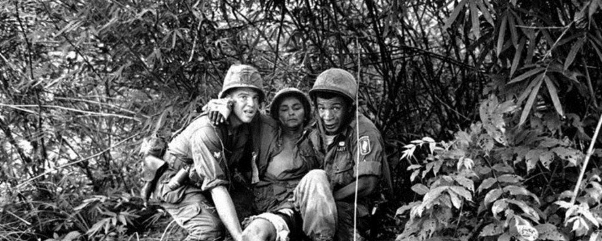 Lính Mỹ cứu giúp nhau khi bị thương - Sputnik Việt Nam, 1920, 08.02.2018