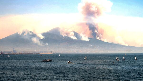 Дым от пожаров на склонах вулкана Везувий к востоку от Неаполя, Италия - Sputnik Việt Nam