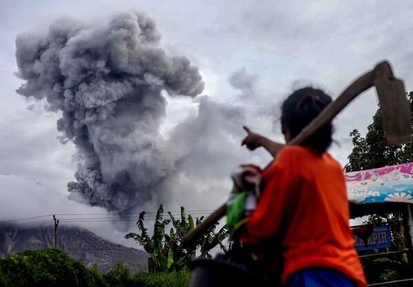 Indonesia. Bắc Sumatra. Cột tro đặc phun trào từ núi lửa Sinabung. - Sputnik Việt Nam