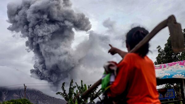 Indonesia. Bắc Sumatra. Cột tro đặc phun trào từ núi lửa Sinabung. - Sputnik Việt Nam