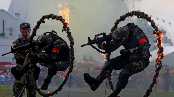 Binh lính của Quân đội Giải phóng Nhân dân Trung Quốc diễn tập nhảy qua vòng lửa tại căn cứ Hải quân ở Hồng Kông - Sputnik Việt Nam