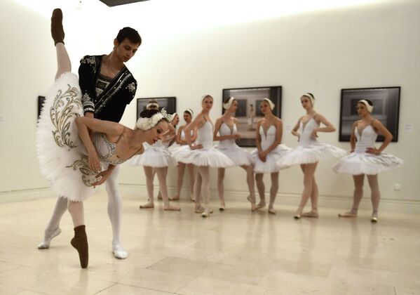 Vũ công từ đoàn ballet  Saint-Peterburg lưu diễn tại Madrid. Màn khởi động trước tiết mục. - Sputnik Việt Nam