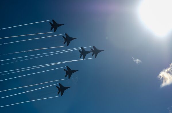 Nga. Đội thuật lái nhào lộn Cánh én trình diễn tại lễ hội ở Saint-Peterburg kỷ niệm 105 năm thành lập và phục vụ của Lực lượng Không quân-Vũ trụ Nga. - Sputnik Việt Nam