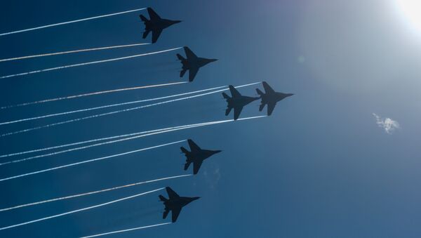 Nga. Đội thuật lái nhào lộn Cánh én trình diễn tại lễ hội ở Saint-Peterburg kỷ niệm 105 năm thành lập và phục vụ của Lực lượng Không quân-Vũ trụ Nga. - Sputnik Việt Nam