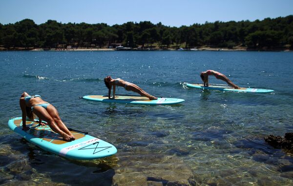 Croatia. Các cô gái tập yoga trên mặt nước ven bờ biển Adriatic - Sputnik Việt Nam