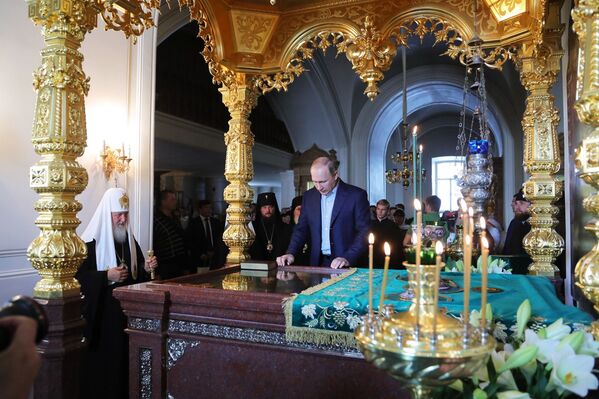 Tổng thống Nga Vladimir Putin cùng  Đại Giáo chủ toàn Nga và Matxcơva  Kirill trong nhà thờ  thuộc Tu viện trên đảo Valaam. - Sputnik Việt Nam