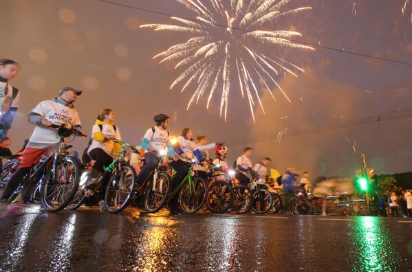 Những người tham gia cuộc Diễu hành Xe đạp Ban đêm lần thứ III ở  Matxcơva. - Sputnik Việt Nam