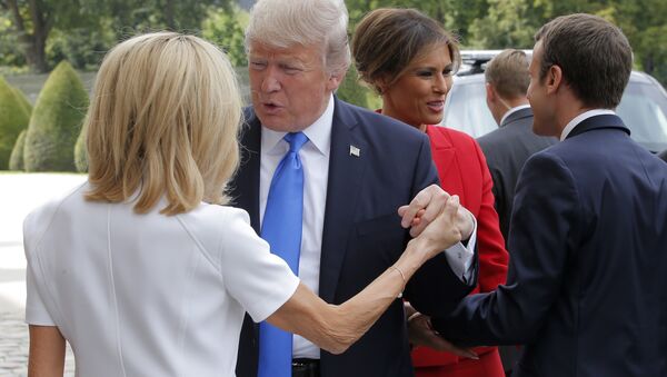 Trong chuyến thăm Paris, Tổng thống Hoa Kỳ Donald Trump đã cất lời ca ngợi thân hình đệ nhất phu nhân Pháp Brigitte Macron. - Sputnik Việt Nam