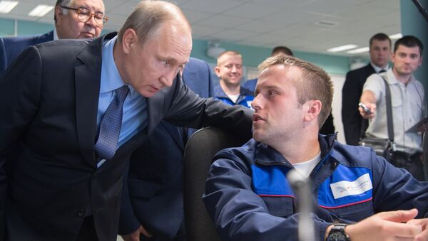 Vladimir Putin trong buổi chuyện trò với công nhân viên nhà máy khai thác và chế biến quặng Lebedinsky (GOK). - Sputnik Việt Nam
