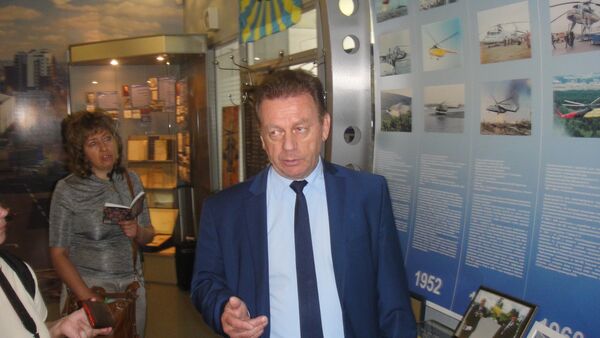 Tổng công trình sư MVZ Nikolay Pavlenko giải thích với khách... - Sputnik Việt Nam