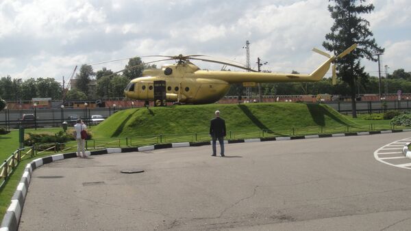 Trực thăng vàng. Tượng đài máy bay trực thăng Mi-8 huyền thoại  trong khuôn viên Nhà máy chế tạo trực thăng Moskva mang tên Mil (MVZ) - Sputnik Việt Nam