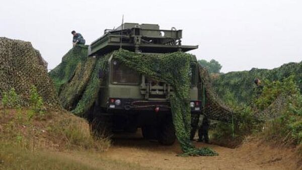 Hệ thống S-300PMU1 được ngụy trang bằng lưới Việt Nam sản xuất. - Sputnik Việt Nam