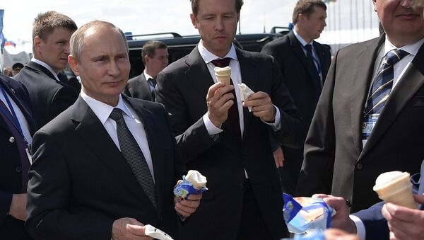 Trong chuyến thăm hội chợ triển lãm MAKS tại Zhukovsky, Tổng thống Nga Vladimir Putin đã mời phái đoàn Chính phủ ăn kem. - Sputnik Việt Nam