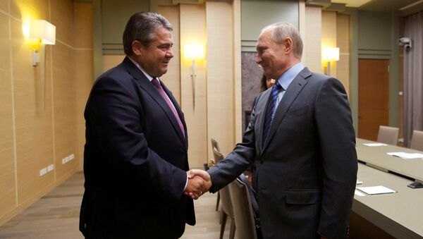 Russian President Vladimir Putin (R) and German Vice Chancellor and Economy Minister Sigmar Gabriel shake hands during their meeting at the Novo-Ogaryovo state residence outside Moscow, Russia September 21, 2016 - Sputnik Việt Nam