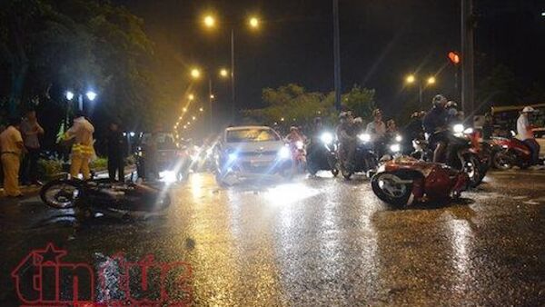 Hiện trường vụ tai nạn ô tô đâm vào hai xe máy đang dừng chờ đèn tín hiệu giao thông tối 19/7. - Sputnik Việt Nam