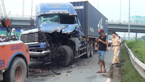 Xe container hư hỏng nặng sau cú tông mạnh - Sputnik Việt Nam