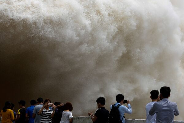 Người dân xem nhà máy thủy điện Hòa Bình xả nước sau cơn bão - Sputnik Việt Nam