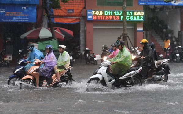 Người đi xe máy ở Hà Nội bị ngập nước do bão nhiệt đới Talas - Sputnik Việt Nam
