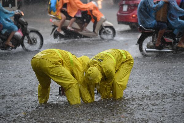 Công nhân vệ sinh Hà Nội trong ngày bão - Sputnik Việt Nam