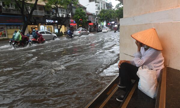 Đường phố Hà Nội bị ngập lụt do bão nhiệt đới Talas - Sputnik Việt Nam