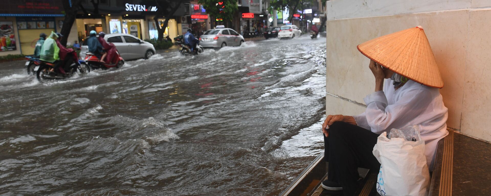 Đường phố Hà Nội bị ngập lụt do bão nhiệt đới Talas - Sputnik Việt Nam, 1920, 24.05.2022