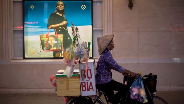 Người bán hàng rong đạp xe ngang qua trung tâm thương mại, Hà Nội, Việt Nam - Sputnik Việt Nam