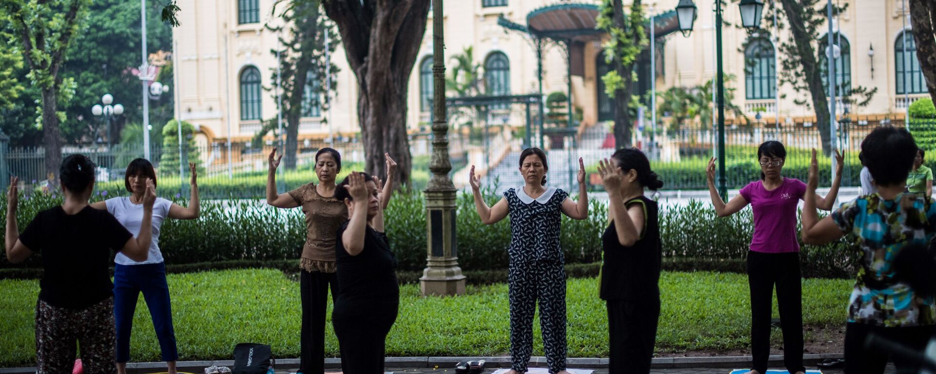 Tập thể dục trong công viên ở Hà Nội - Sputnik Việt Nam, 1920, 10.08.2023