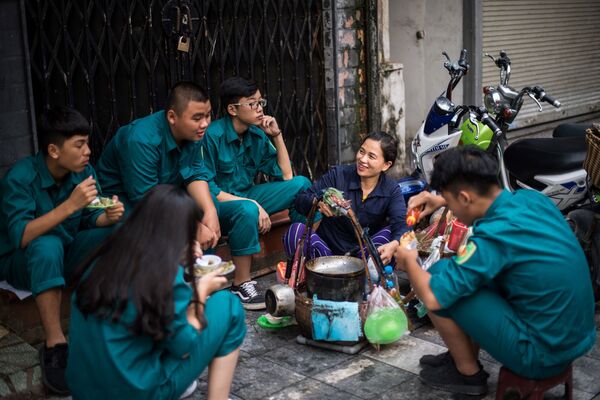 Những người giao hàng chuyện trò chờ nhận đơn hàng, Hà Nội - Sputnik Việt Nam